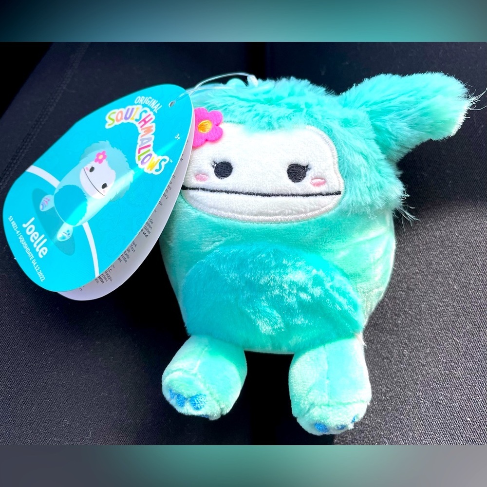 NWT 💙Joelle the Bigfoot 3.5” Clip Squishmallows​